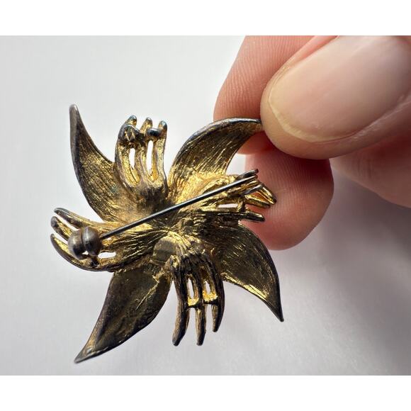 Vintage 70s Sculptural Flower Brooch Purple Enamel & Gold Tone Statement Pin - Picture 6 of 9